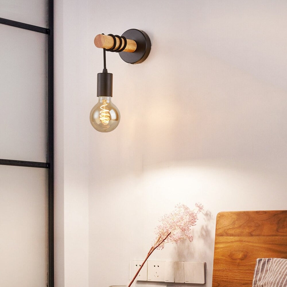 Svart industriell vegglampe med trebase | Luvikno