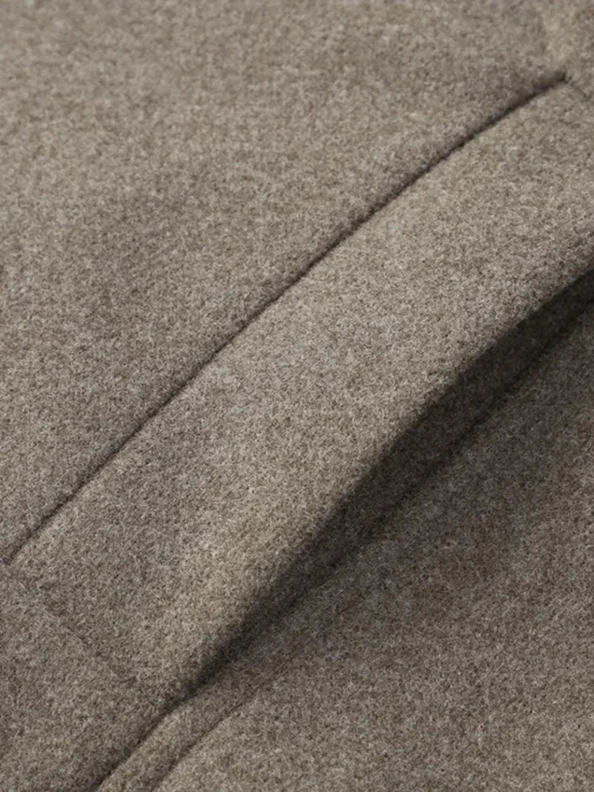 Luvik | Lyhyt nappikiinnitteinen taskujakku