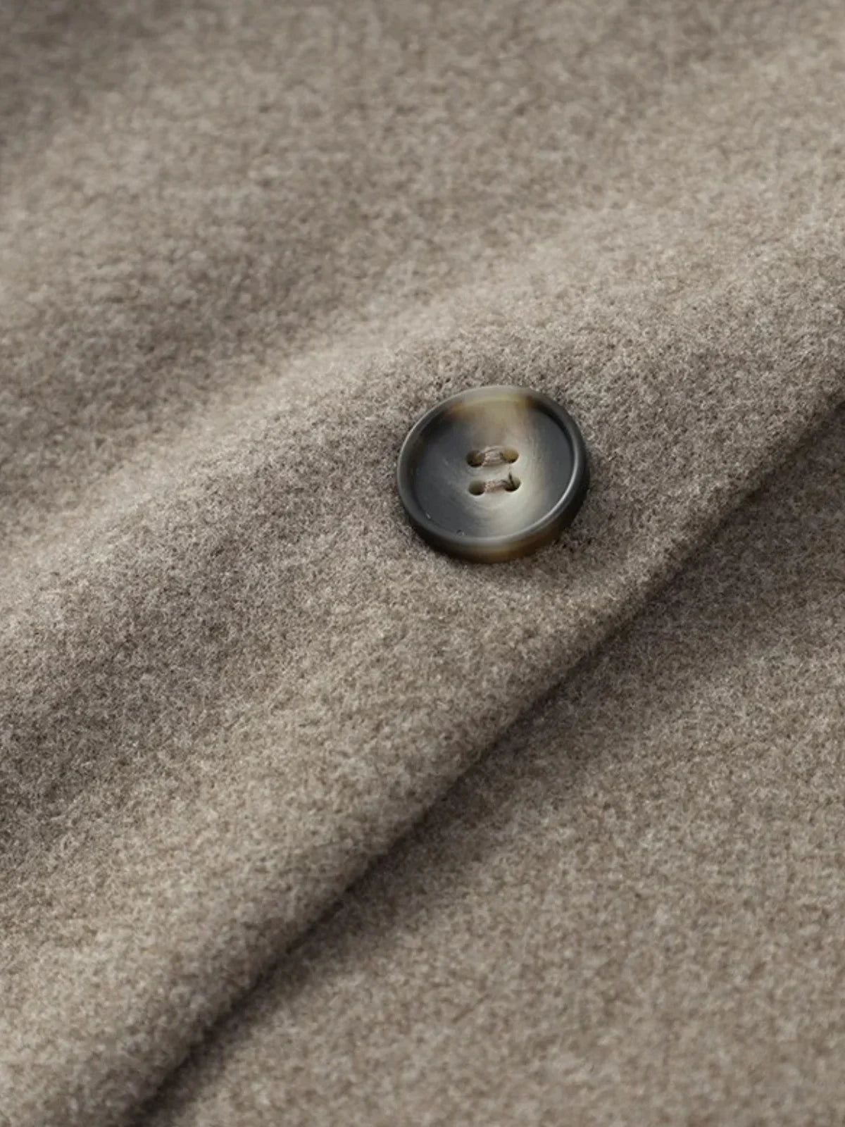 Luvik | Lyhyt nappikiinnitteinen taskujakku