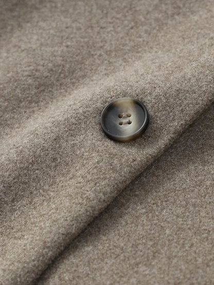 Luvik | Lyhyt nappikiinnitteinen taskujakku