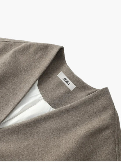 Luvik | Lyhyt nappikiinnitteinen taskujakku