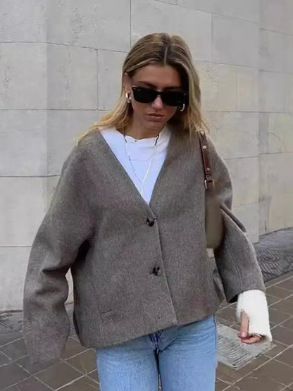 Luvik | Lyhyt nappikiinnitteinen taskujakku