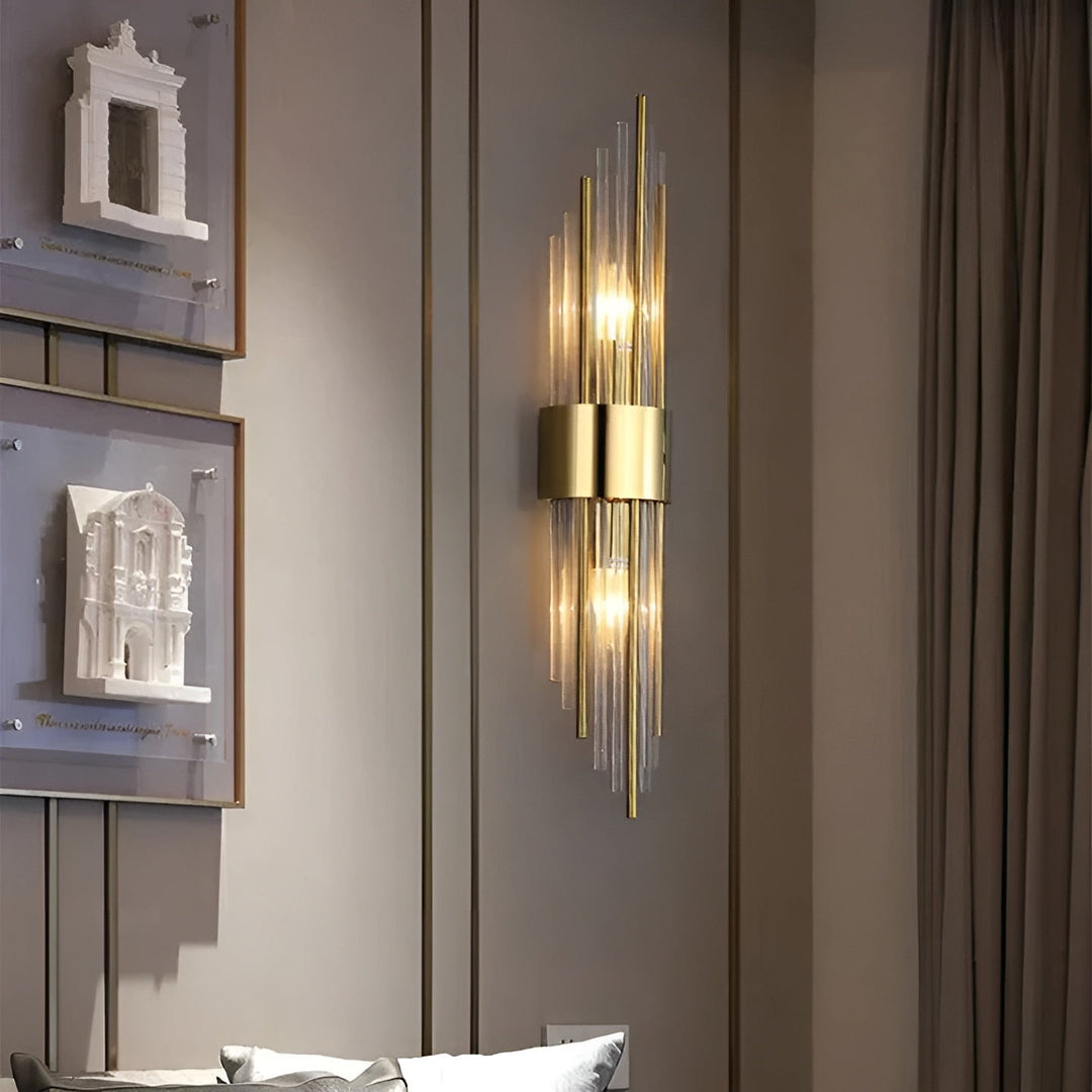 Vegglampe med krystaleffekt – Elegant design med gyllen aksent | Luvikno