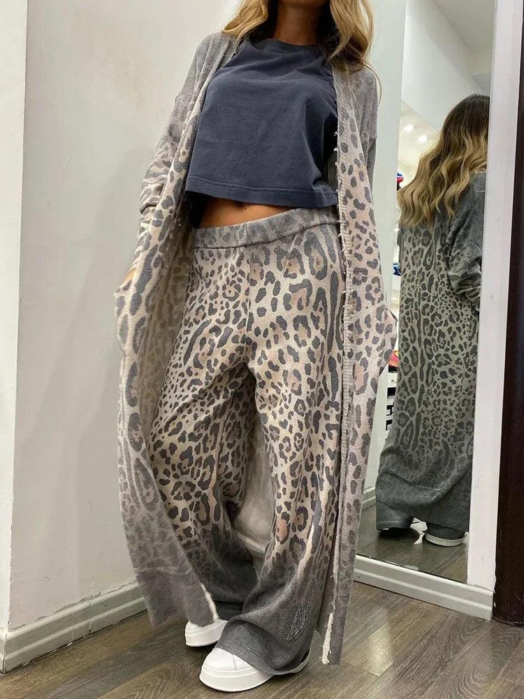 Luvik | Avslappet ensemble bestående av en lang jakke og bukser med leopardmønster