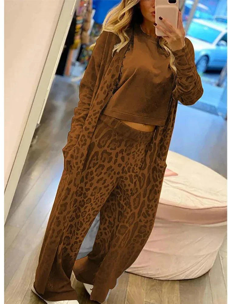 Luvik | Avslappet ensemble bestående av en lang jakke og bukser med leopardmønster