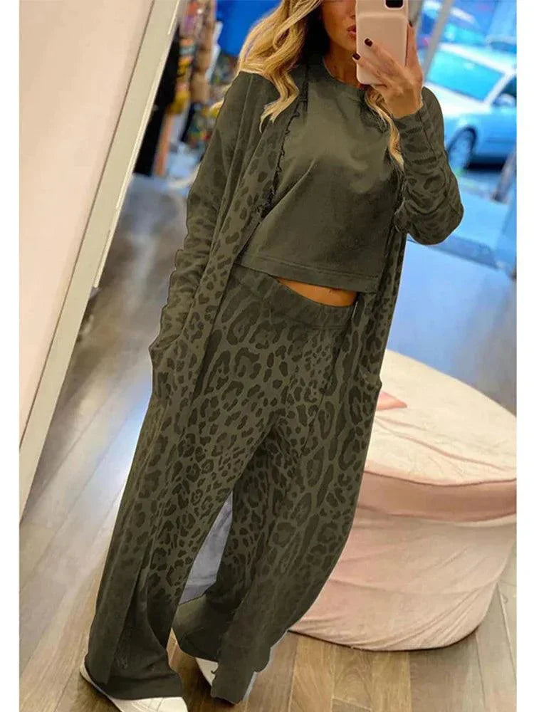 Luvik | Avslappet ensemble bestående av en lang jakke og bukser med leopardmønster