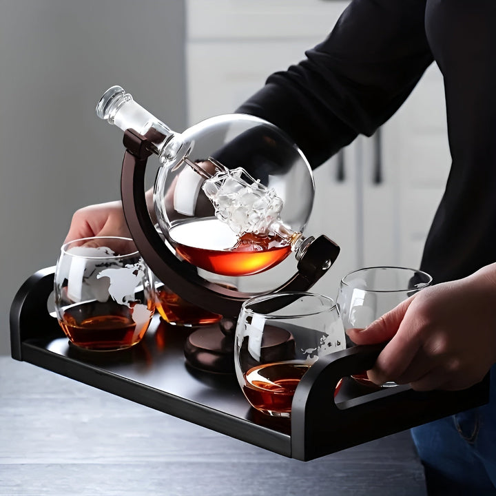 Whisky Karaffel Sett i Globusform – Luviknoyfri Karaffel med Tre Stativ | Inkluderer 2 Whisky Glasser | Luvikno