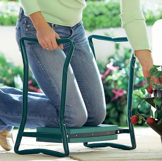 Hagekneeler - POLSTRET HAGESETE KNEELER MED HÅNDTAK Luvikno