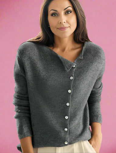 Luvik | Strikket jakke med asymmetrisk knappedesign