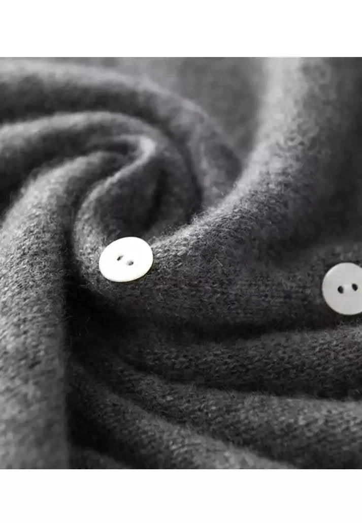 Luvik | Strikket jakke med asymmetrisk knappedesign