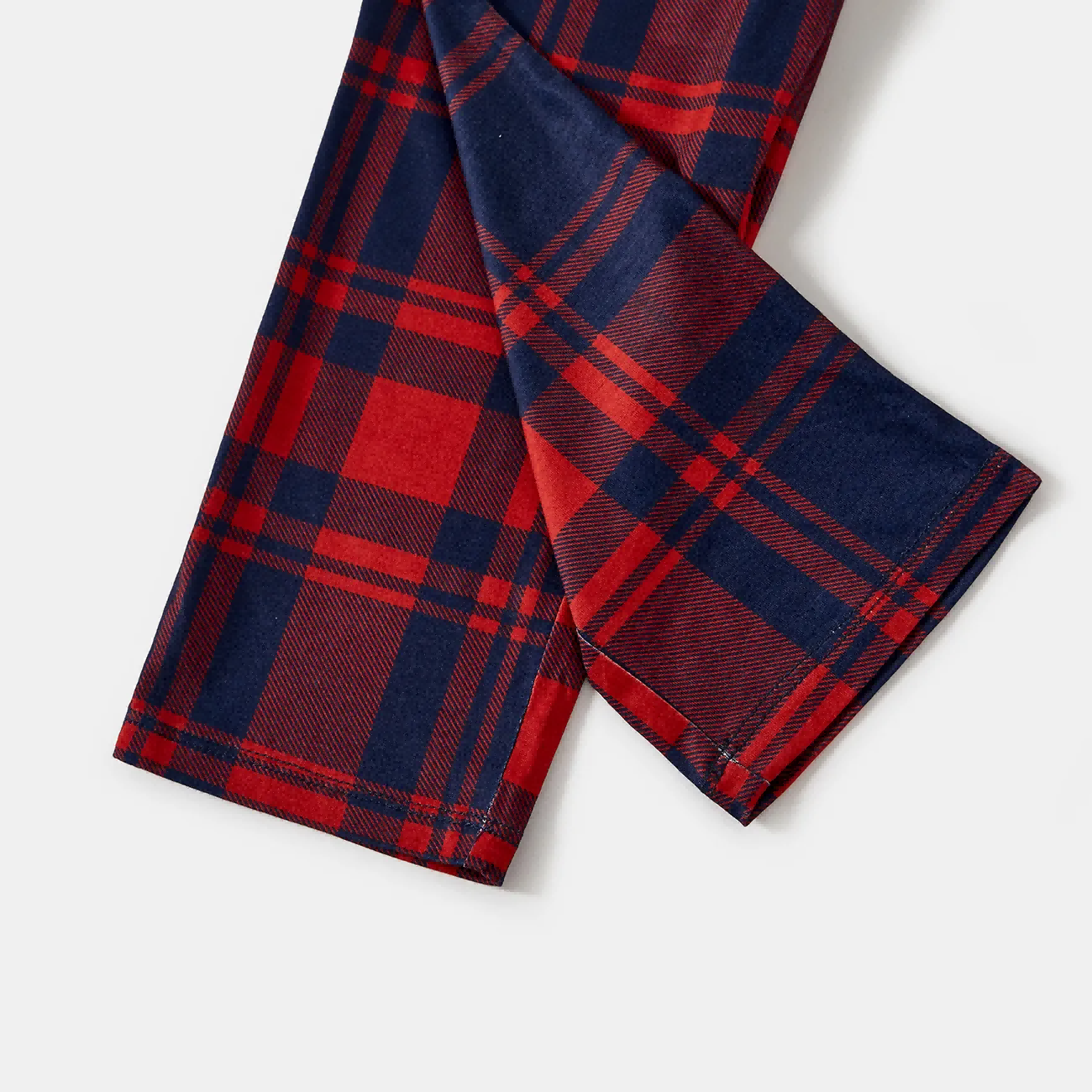 Luvik | "Let It Snow" -slogan ja lumiukko painettu punaisilla ja sinisillä ruudullisilla joulupyrkimyksillä pyjaman yhdistelmä