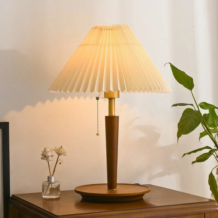 Luvikno | Elegant Vintage Woodly Bordlampe - Bordlampe med Plisert Design