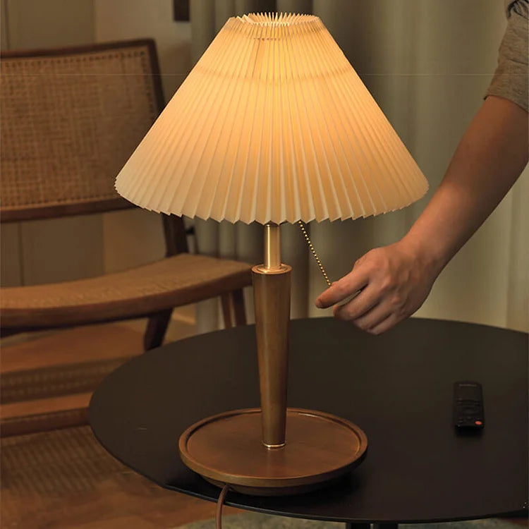 Luvikno | Elegant Vintage Woodly Bordlampe - Bordlampe med Plisert Design