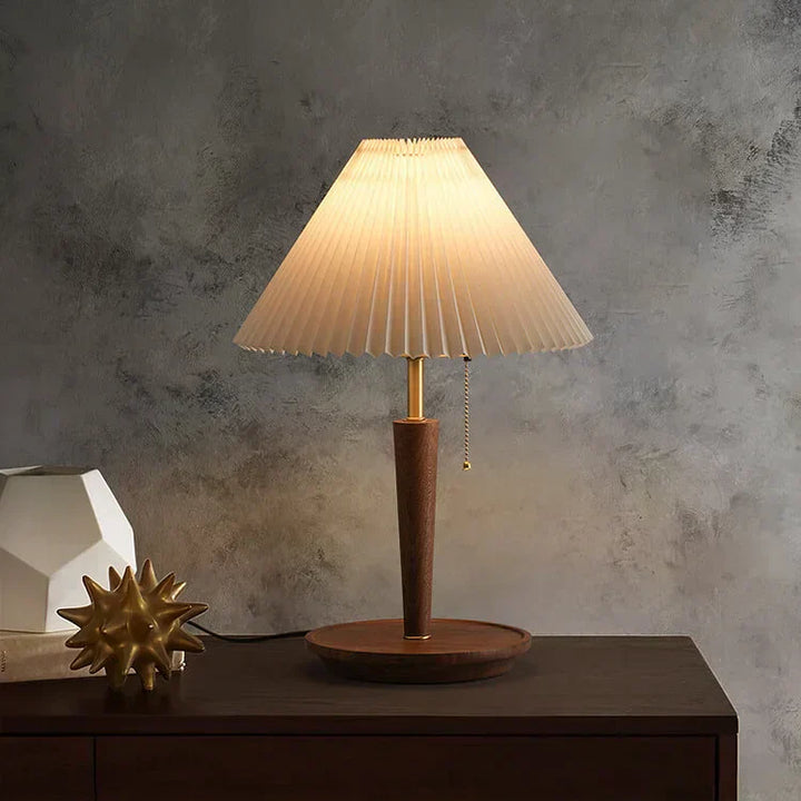 Luvikno | Elegant Vintage Woodly Bordlampe - Bordlampe med Plisert Design