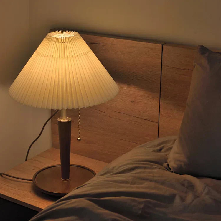 Luvikno | Elegant Vintage Woodly Bordlampe - Bordlampe med Plisert Design