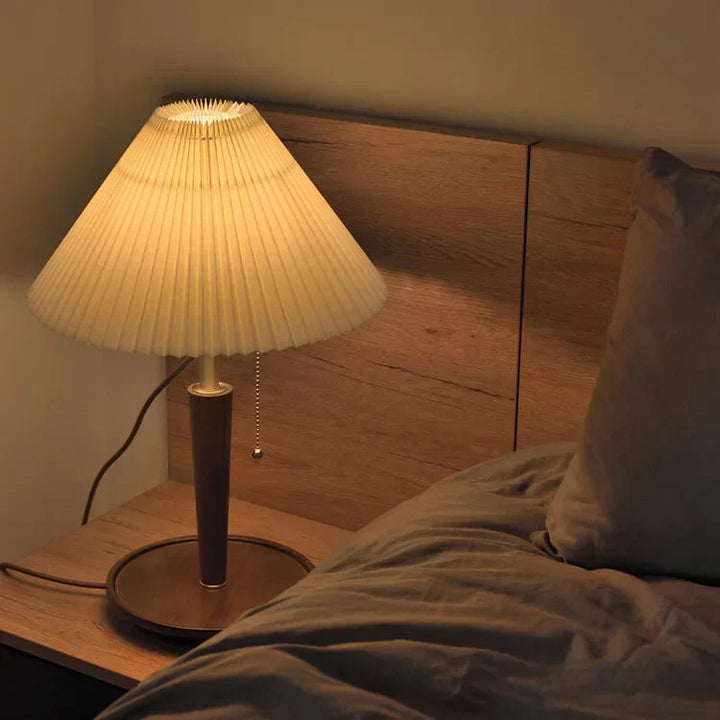 Luvikno | Elegant Vintage Woodly Bordlampe - Bordlampe med Plisert Design