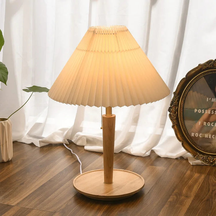 Luvikno | Elegant Vintage Woodly Bordlampe - Bordlampe med Plisert Design