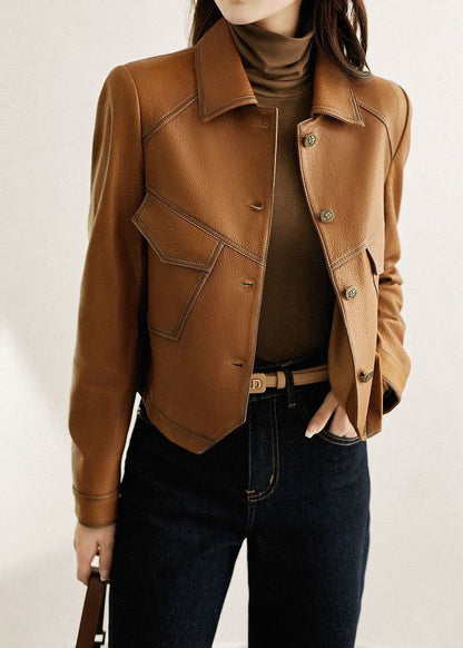 Luvik | Keinonahkatakki – Lyhyt nappilista karamellinruskea