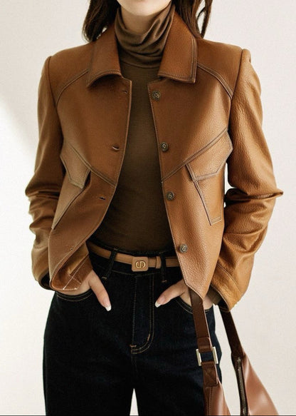 Luvik | Keinonahkatakki – Lyhyt nappilista karamellinruskea