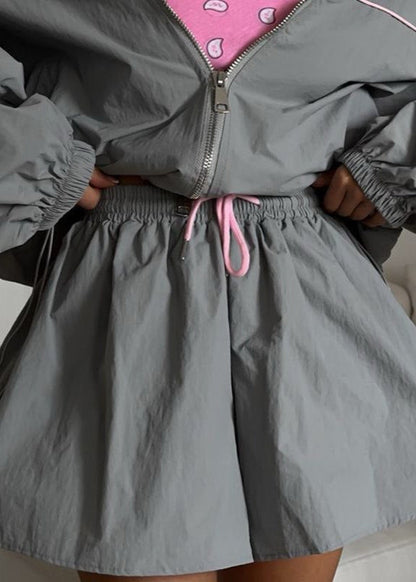 Luvik | Tuulitakki Sarja – Ylisuuri Vetoketjuhuppari & Korkeavyötäröiset Shortsit