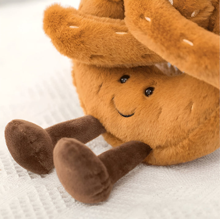Plush Pretzel – Myk Kosepute i Frokostdesign | Luvikno