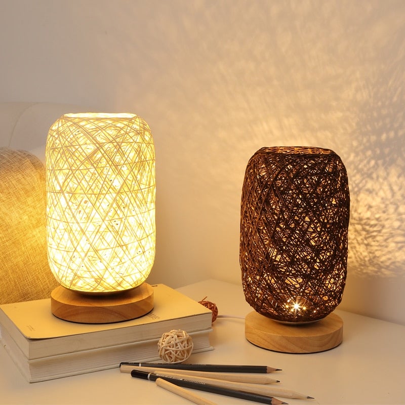 Luvikno | Bordlampe laget av rotangtre