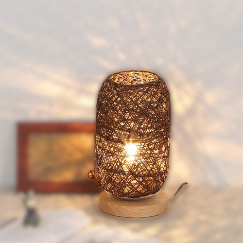 Luvikno | Bordlampe laget av rotangtre