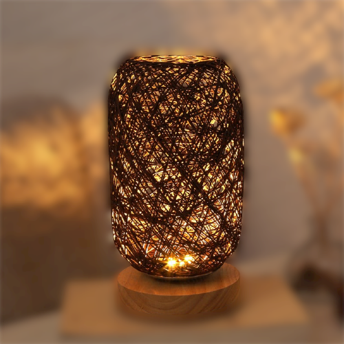Luvikno | Bordlampe laget av rotangtre