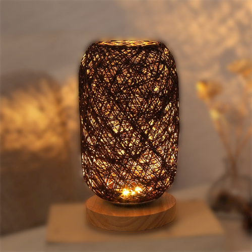 Luvikno | Bordlampe laget av rotangtre