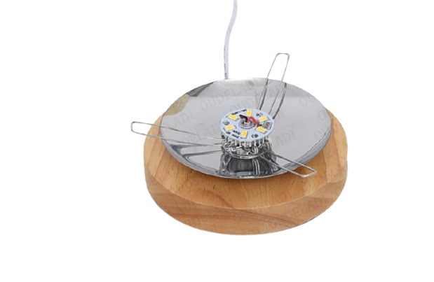 Luvikno | Bordlampe laget av rotangtre