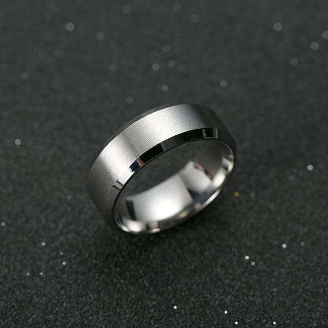 Svart titanring for menn Luvikno
