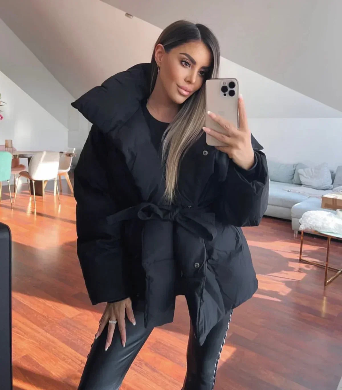 Luvik | Lyhyt naisten takki pystykauluksella ja vyötäröltä kujalla