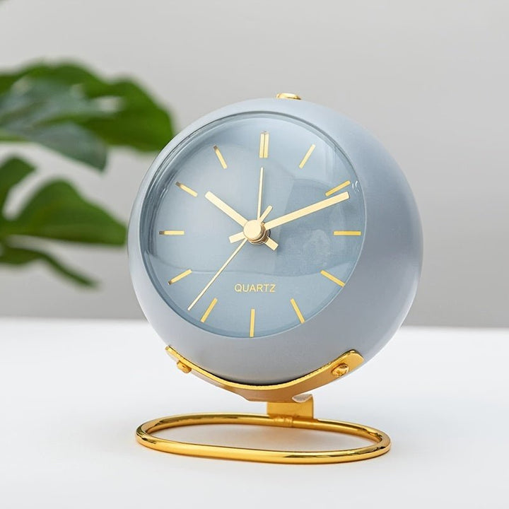 Luvikno | Buzzley Retro Stille Vekkerklokke – Vintage Metall Analog Klokke med Nattlys