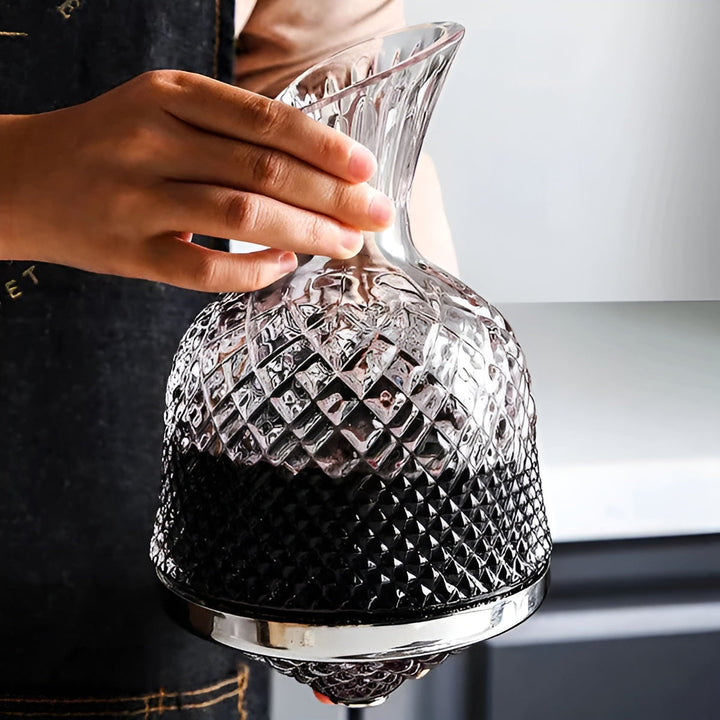 Krystall Glass Karaffel – 360° Rotérbar og Elegant | 1,5 L Vin og Drikke Dispenser | Luvikno