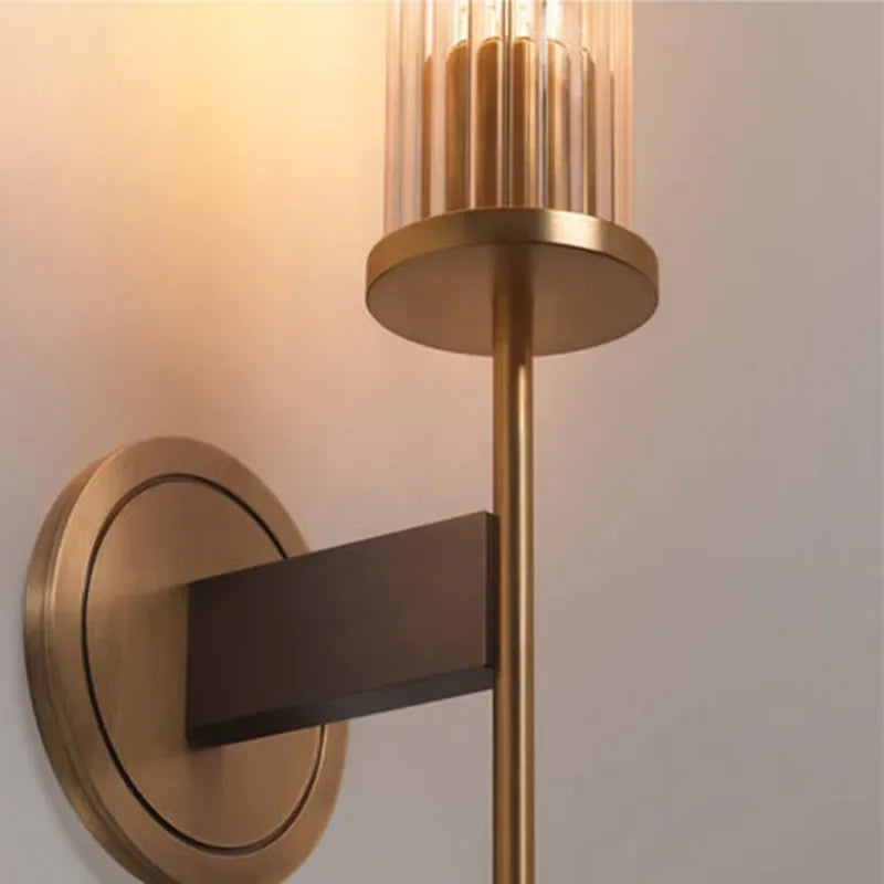 Luvikno | Möni | Moderne Vegglampe med Ribbete Glass og Messingfinish