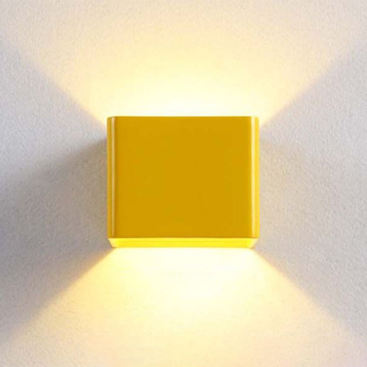 Firkantet vegglampe med unikt design Luvikno
