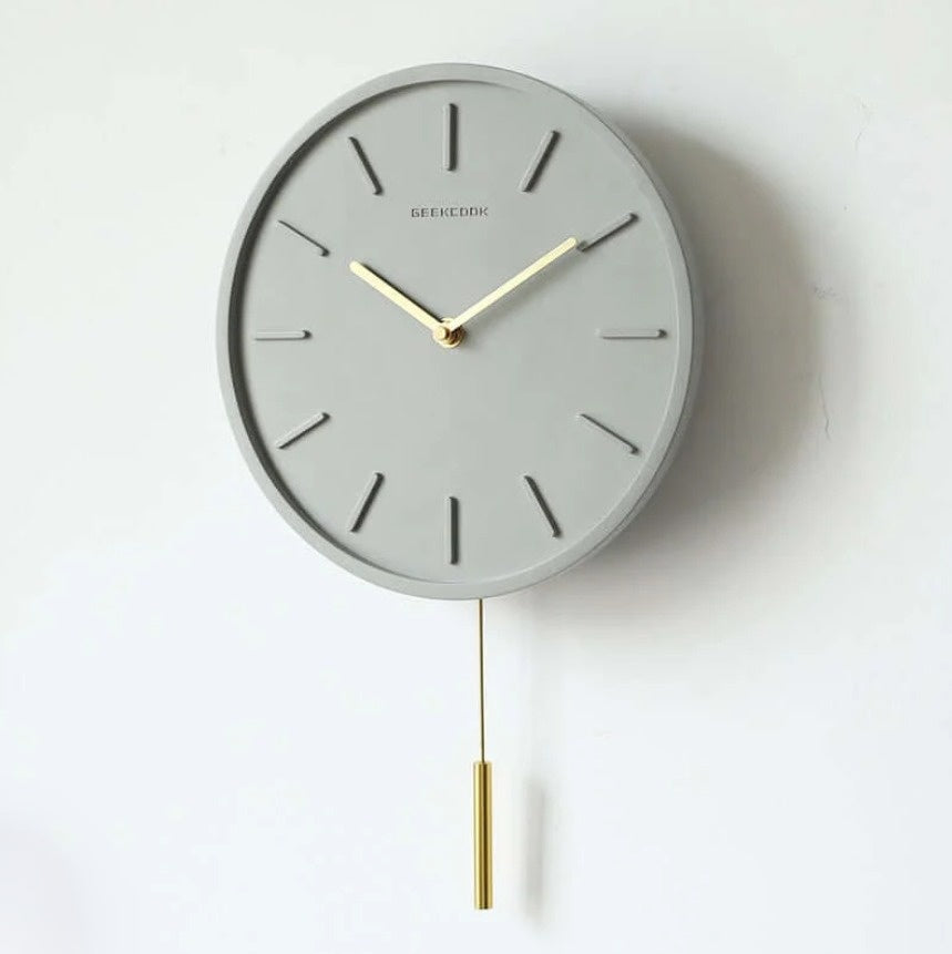 Nordisk sement veggklokke med metall pendel | Minimalistisk skandinavisk klokke for moderne interiør | Luvikno