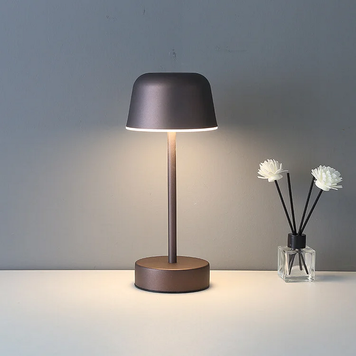 Bordlampe med moderne metall dimbar design Luvikno