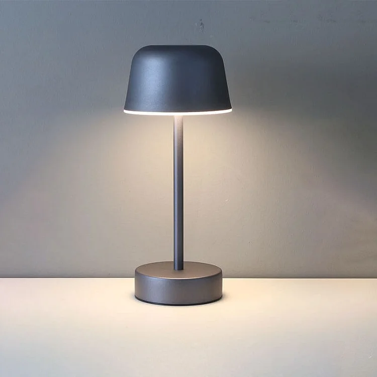 Bordlampe med moderne metall dimbar design Luvikno