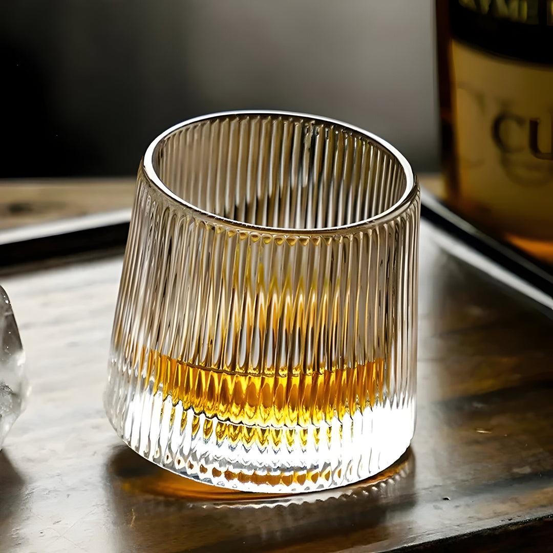 SwirlSip – Roterbart, teksturert whiskeyglass med et slående ribbet design Luvikno