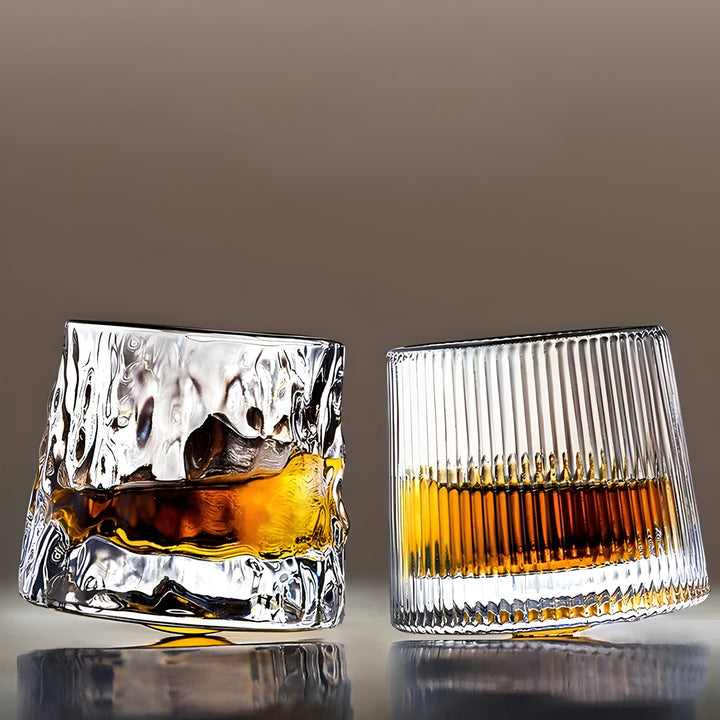 Whiskeyglass med 360° rotasjonsfunksjon – Strukturert design for stilfull drikkeopplevelse | Luvikno