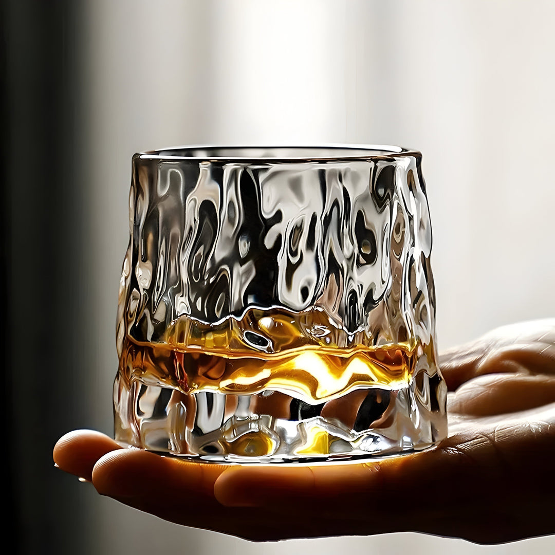 SwirlSip – Roterbart, teksturert whiskeyglass med et slående ribbet design Luvikno