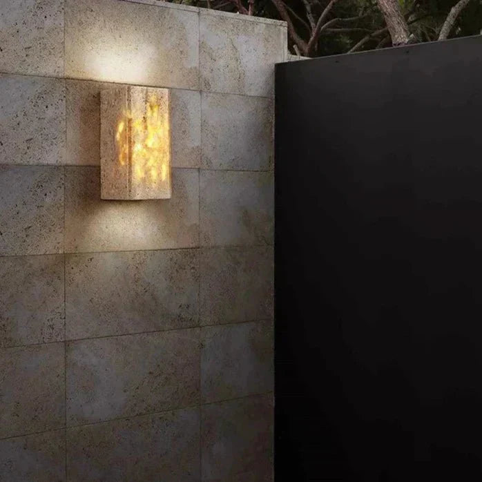 Luvikno | Vegglampe laget av travertin for en varm og elegant atmosfære