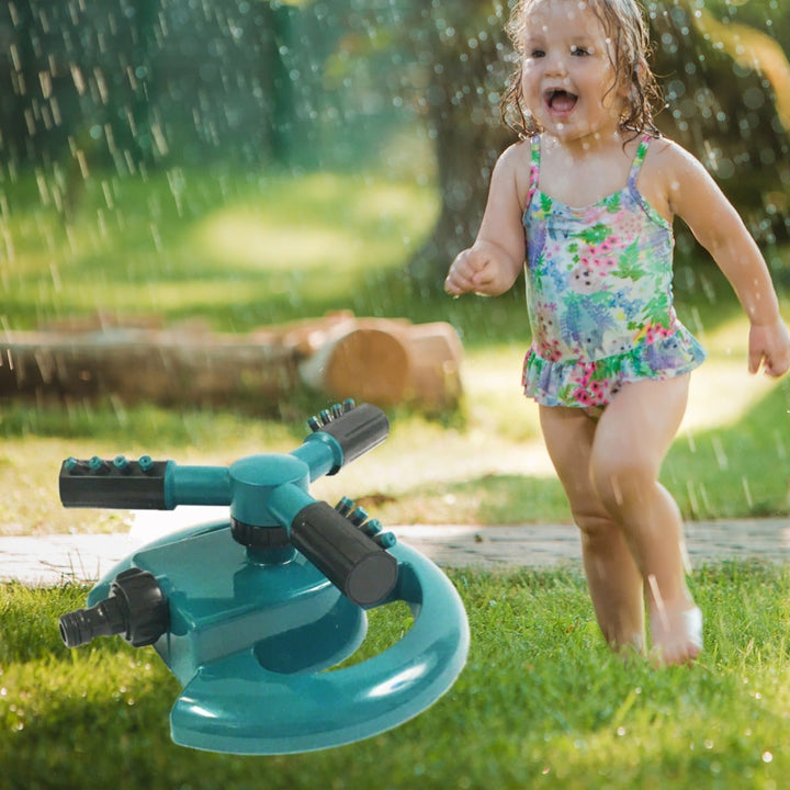 Tre-armet sprinkler på base | Luvikno