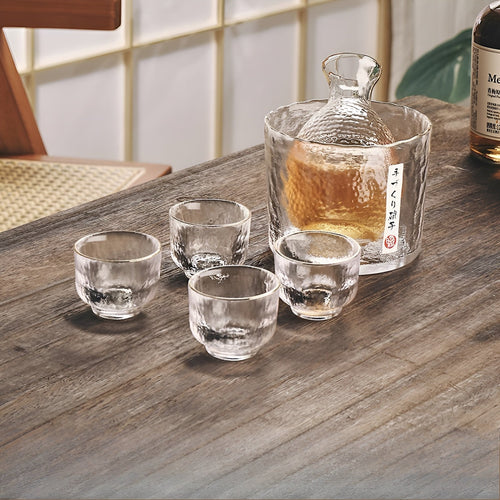 Japansk sake-sett laget av glass – Elegant karaffel med kopper | Perfekt for vin, whisky og likør | Luvikno