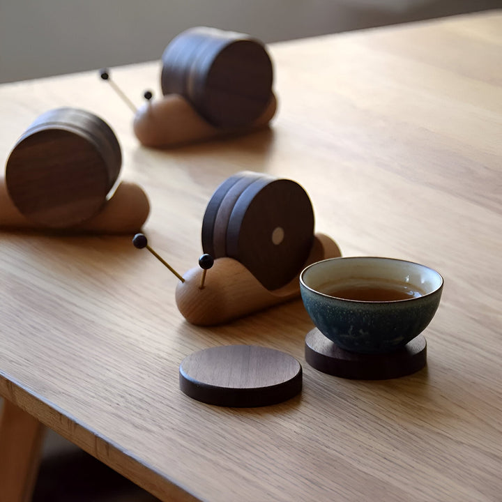 Valnøtt Tre Snegle Te- og Kaffekopptallerken - Søt Dekor | Luvikno