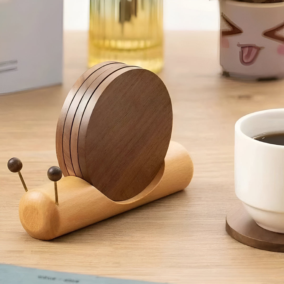 Valnøtt Tre Snegle Te- og Kaffekopptallerken - Søt Dekor | Luvikno