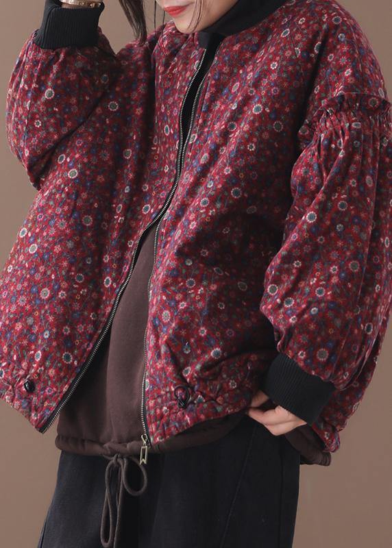 Luvik | Talvitakki suurikokoiselle vetoketjulla, punaisista kukista tehtyyn peitekuvioon, pyöreä kaulus, lyhyet takit