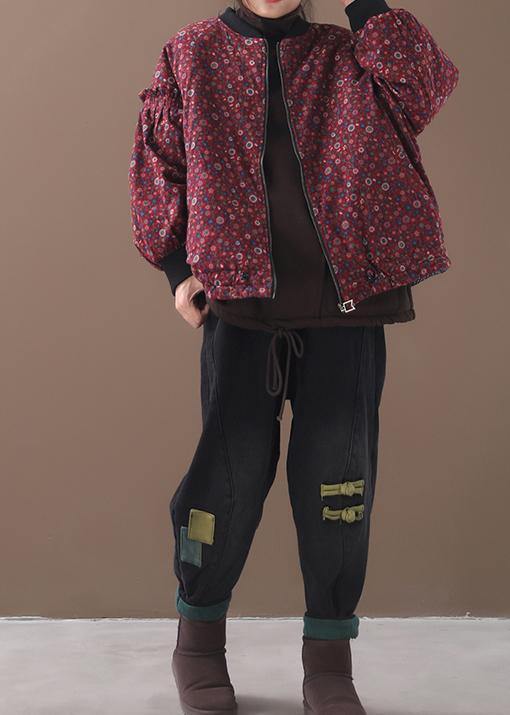 Luvik | Vinterjakke i stor størrelse med glidelås, i et dekkmønster laget av røde blomster, rund krage, korte jakker
