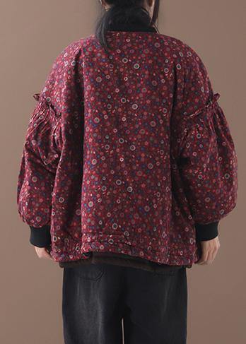 Luvik | Talvitakki suurikokoiselle vetoketjulla, punaisista kukista tehtyyn peitekuvioon, pyöreä kaulus, lyhyet takit